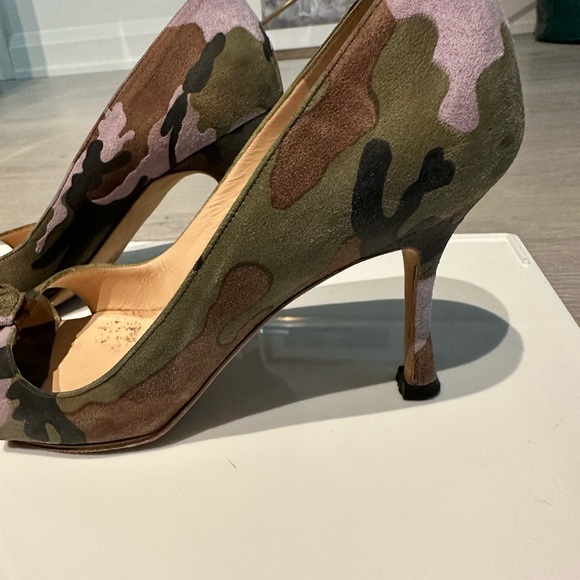 Manolo Blahnik suede camouflage front knot open toe heel. Size 5 - Picture 4 of 9